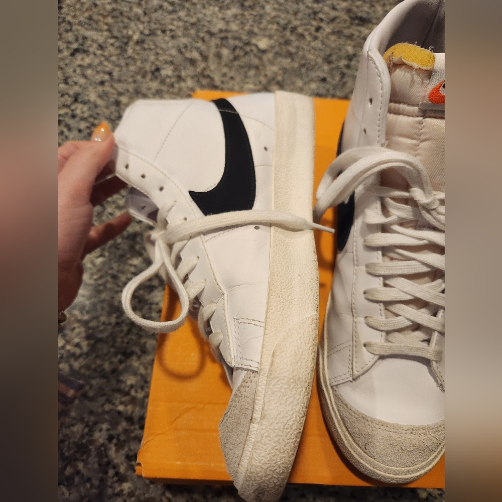 Nike Blazer Mid '77 in White and Black Sneakers Women's 10.5 Mens 9 - Picture 6 of 11